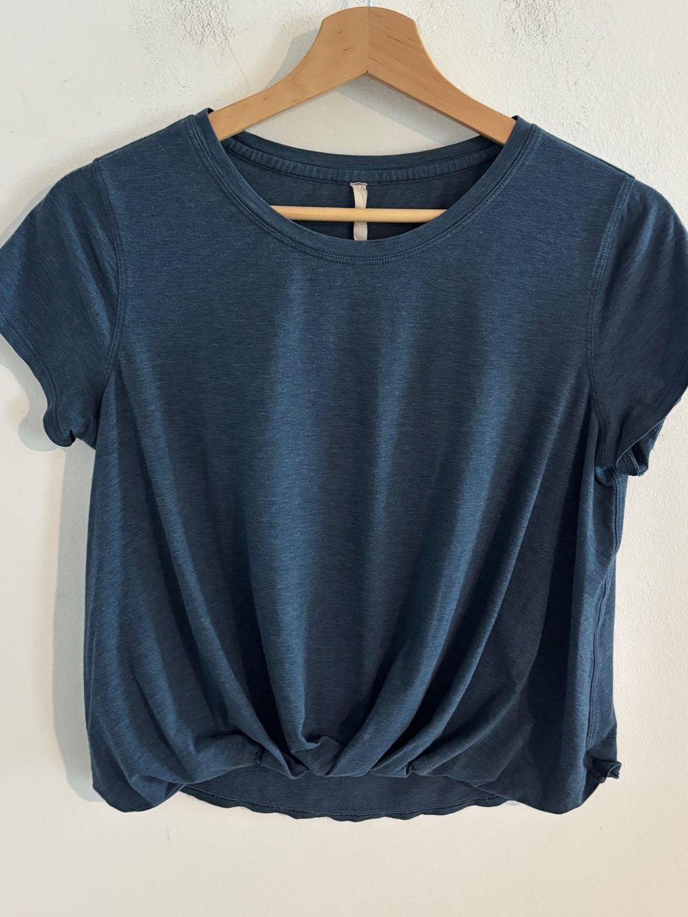 Lululemon athletica Pleats and Thank You Sz 4 Navy Short Sleeve Crew Tee